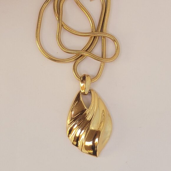 Vintage Signed Trifari Large Goldtone Pendant Necklace - Picture 2 of 9